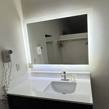 Howard Johnson By Wyndham Phoenix Airport/Downtown Area-3